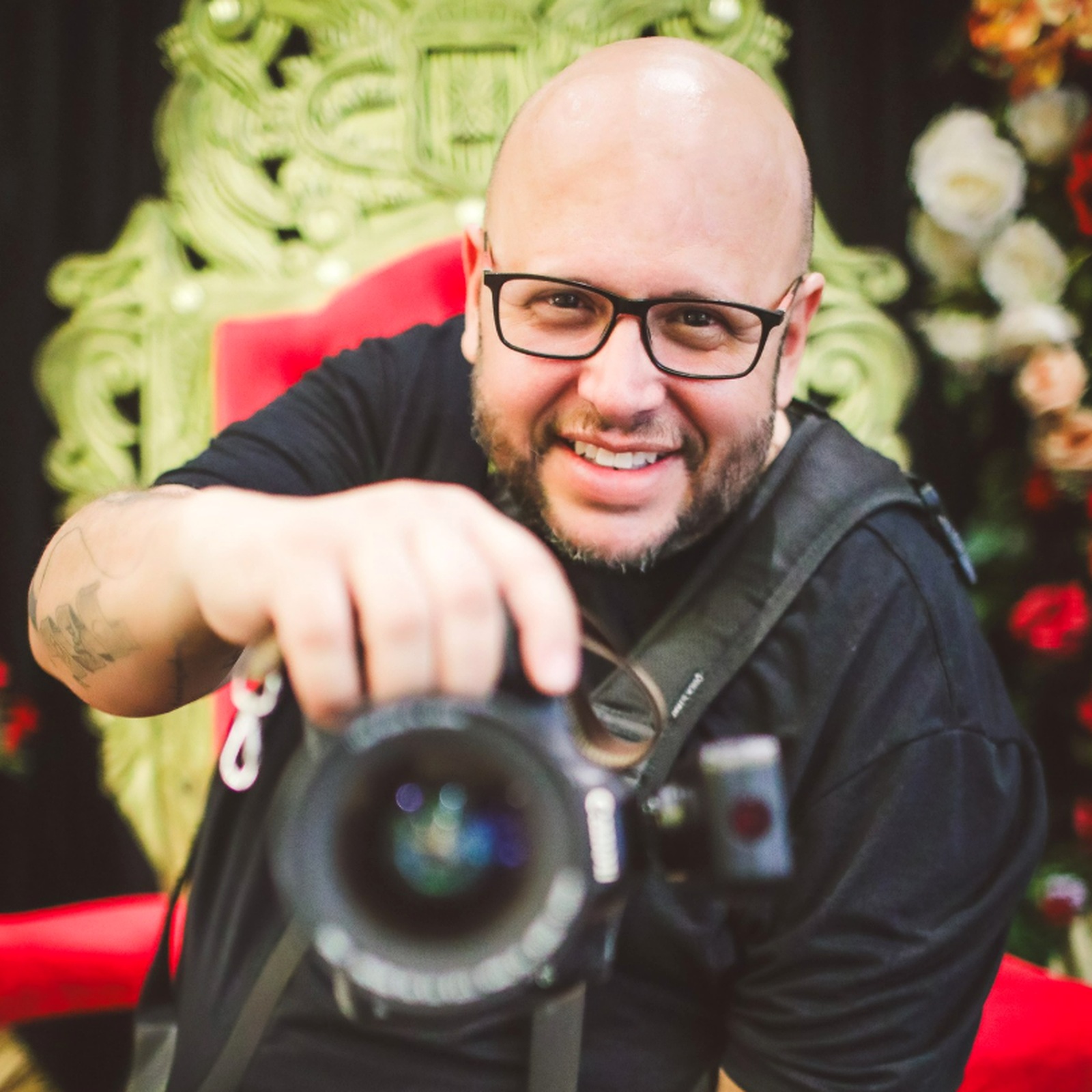 Fabiano Tadeu segurando câmera fotográfica